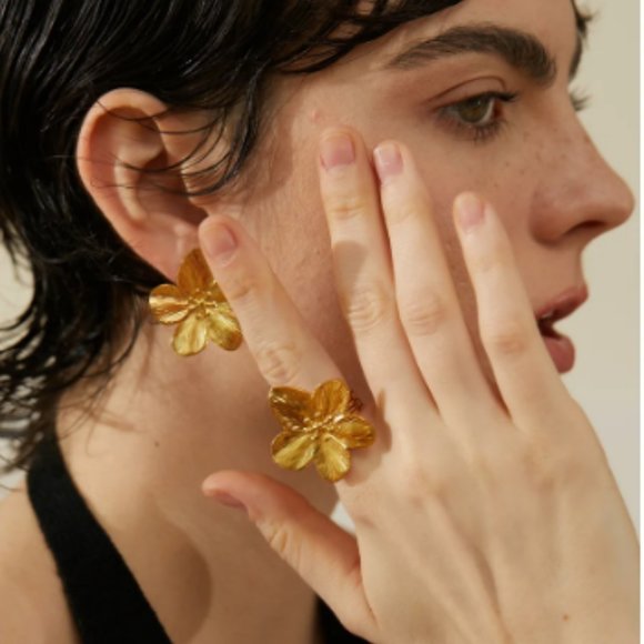 🍏50% OFF/3+...Statement Flower Stud Earrings (Gold color) - Picture 14 of 16